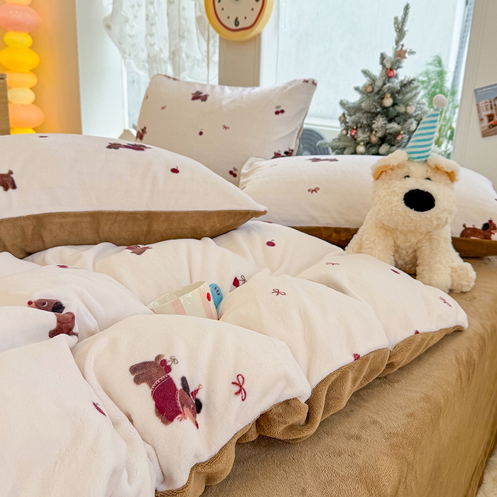 91家纺网 家纺一手货源 找家纺 酱子 2025新款200克高克重印花牛奶绒四件套 绯色腊肠趣