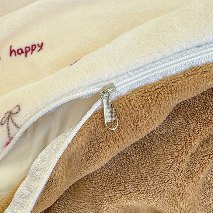 91家纺网 家纺一手货源 找家纺 酱子 2025新款200克高克重印花牛奶绒四件套 绯色腊肠趣