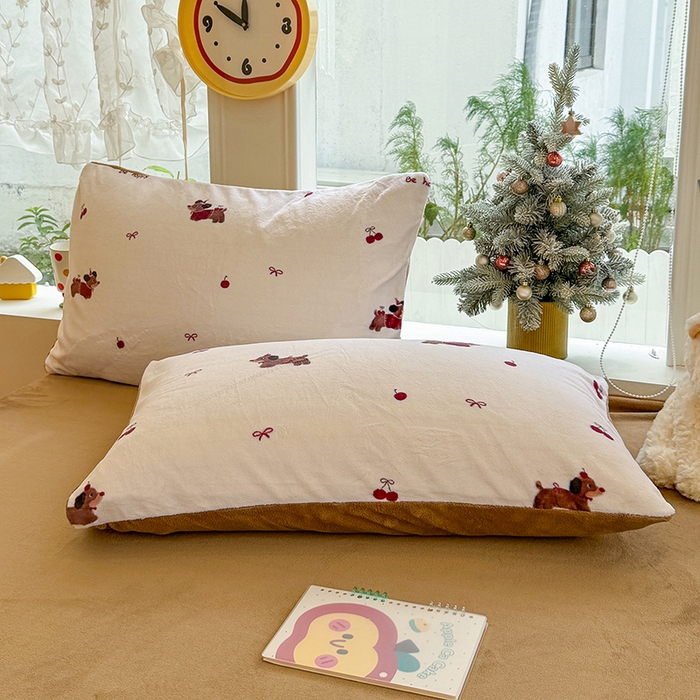 91家纺网 家纺一手货源 找家纺 酱子 2025新款200克高克重印花牛奶绒四件套 绯色腊肠趣