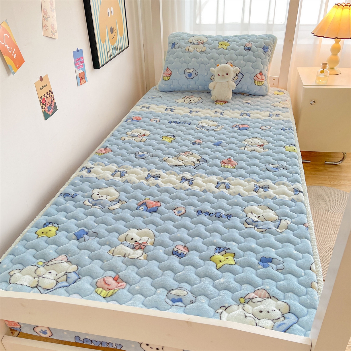 91家纺网 家纺一手货源 找家纺 雯豆家纺 2025新款学生上下铺加厚牛奶绒夹棉床笠宿舍大学生床垫保护套 牛奶绒床笠-奶蓝小狗