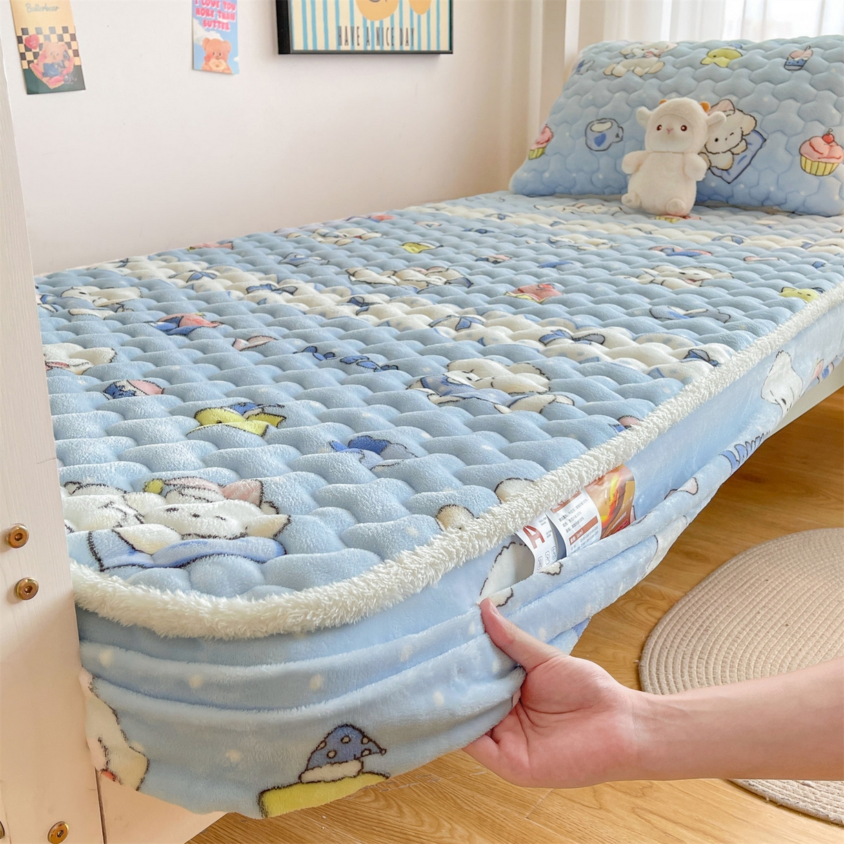 91家纺网 家纺一手货源 找家纺 雯豆家纺 2025新款学生上下铺加厚牛奶绒夹棉床笠宿舍大学生床垫保护套 牛奶绒床笠-奶蓝小狗