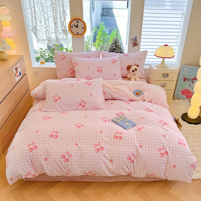 91家纺网 家纺一手货源 找家纺 酱子 2025新款200克高克重印花牛奶绒四件套 格上樱梦