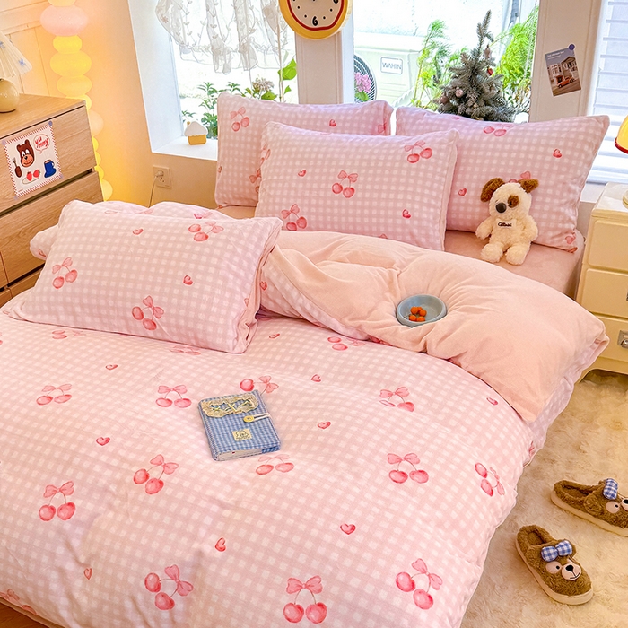 91家纺网 家纺一手货源 找家纺 酱子 2025新款200克高克重印花牛奶绒四件套 格上樱梦