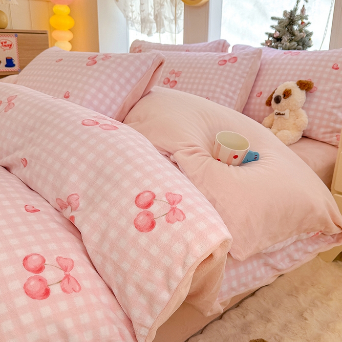 91家纺网 家纺一手货源 找家纺 酱子 2025新款200克高克重印花牛奶绒四件套 格上樱梦