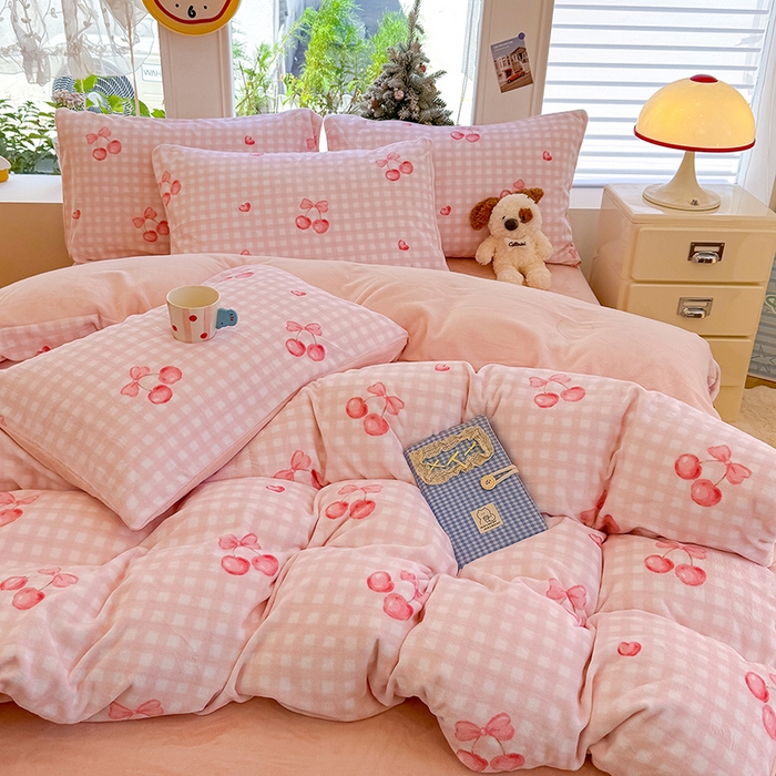 91家纺网 家纺一手货源 找家纺 酱子 2025新款200克高克重印花牛奶绒四件套 格上樱梦