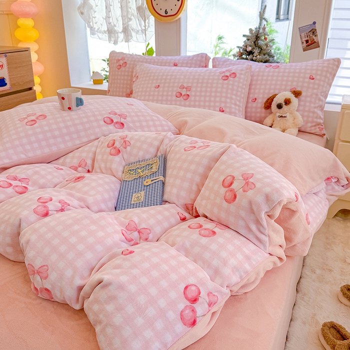 91家纺网 家纺一手货源 找家纺 酱子 2025新款200克高克重印花牛奶绒四件套 格上樱梦