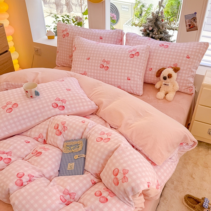 91家纺网 家纺一手货源 找家纺 酱子 2025新款200克高克重印花牛奶绒四件套 格上樱梦