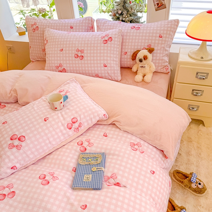 91家纺网 家纺一手货源 找家纺 酱子 2025新款200克高克重印花牛奶绒四件套 格上樱梦