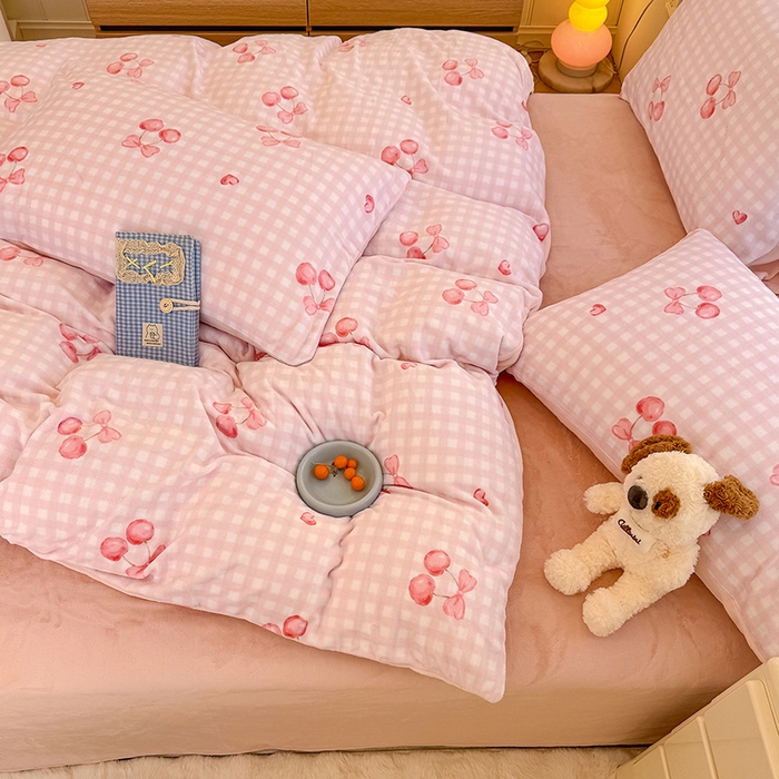 91家纺网 家纺一手货源 找家纺 酱子 2025新款200克高克重印花牛奶绒四件套 格上樱梦