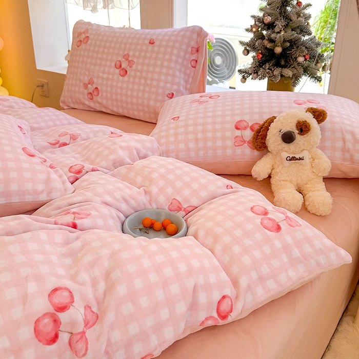 91家纺网 家纺一手货源 找家纺 酱子 2025新款200克高克重印花牛奶绒四件套 格上樱梦