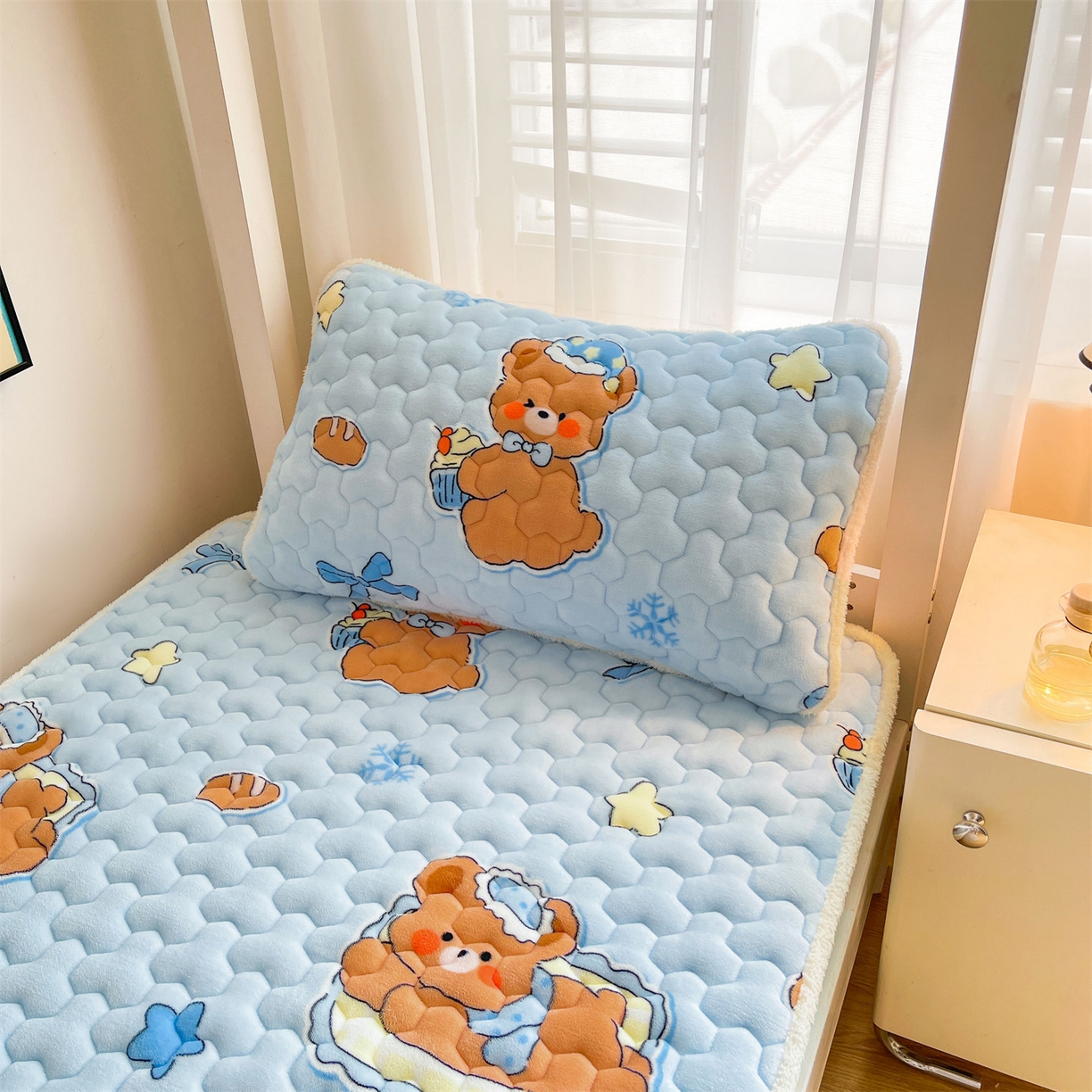91家纺网 家纺一手货源 找家纺 雯豆家纺 2025新款学生上下铺加厚牛奶绒夹棉床笠宿舍大学生床垫保护套 牛奶绒床笠-趴趴熊