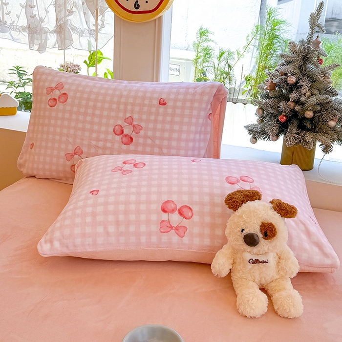 91家纺网 家纺一手货源 找家纺 酱子 2025新款200克高克重印花牛奶绒四件套 格上樱梦