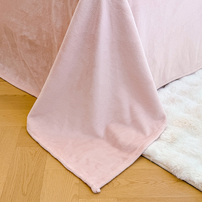 91家纺网 家纺一手货源 找家纺 酱子 2025新款200克高克重印花牛奶绒四件套 格上樱梦