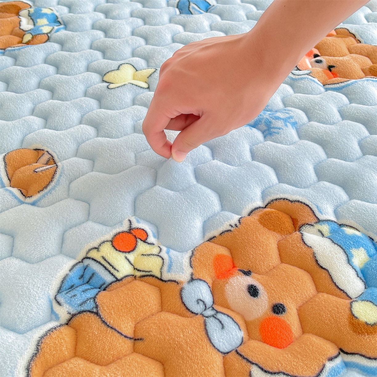 91家纺网 家纺一手货源 找家纺 雯豆家纺 2025新款学生上下铺加厚牛奶绒夹棉床笠宿舍大学生床垫保护套 牛奶绒床笠-趴趴熊