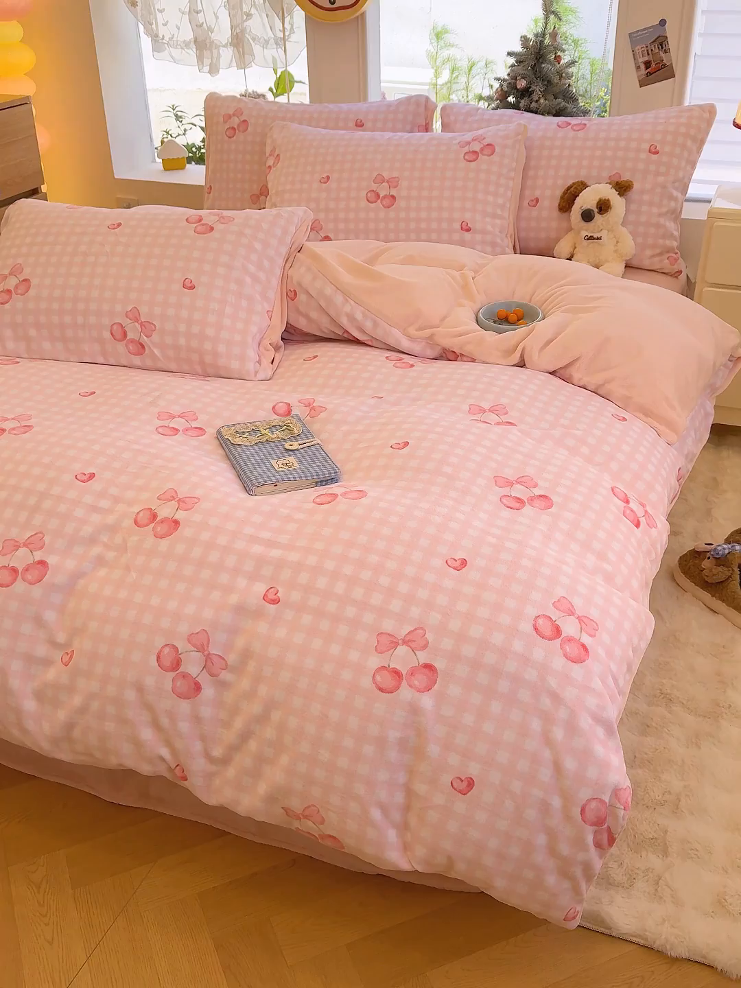 91家纺网 家纺一手货源 找家纺 酱子 2025新款200克高克重印花牛奶绒四件套 格上樱梦