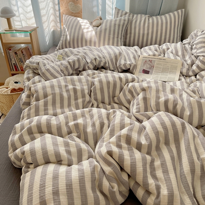 91家纺网 家纺一手货源 找家纺 莱茵家居 2025新款全棉纯棉皱皱纱条纹四件套-杼影 杼影-雨巷灰