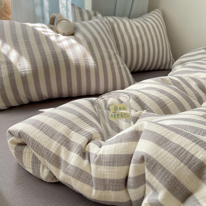 91家纺网 家纺一手货源 找家纺 莱茵家居 2025新款全棉纯棉皱皱纱条纹四件套-杼影 杼影-雨巷灰