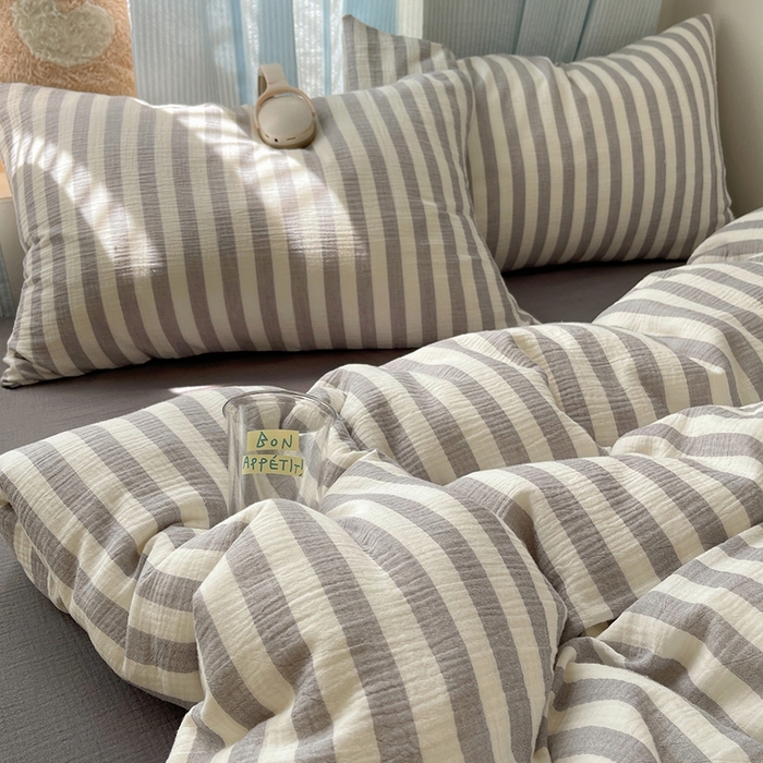 91家纺网 家纺一手货源 找家纺 莱茵家居 2025新款全棉纯棉皱皱纱条纹四件套-杼影 杼影-雨巷灰