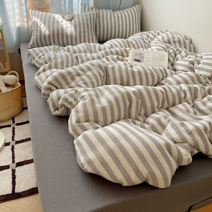 91家纺网 家纺一手货源 找家纺 莱茵家居 2025新款全棉纯棉皱皱纱条纹四件套-杼影 杼影-雨巷灰