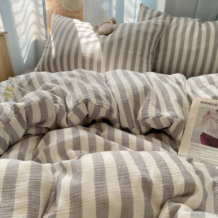 91家纺网 家纺一手货源 找家纺 莱茵家居 2025新款全棉纯棉皱皱纱条纹四件套-杼影 杼影-雨巷灰