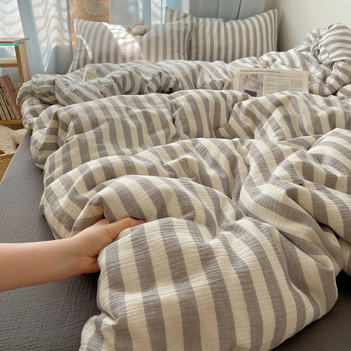 91家纺网 家纺一手货源 找家纺 莱茵家居 2025新款全棉纯棉皱皱纱条纹四件套-杼影 杼影-雨巷灰