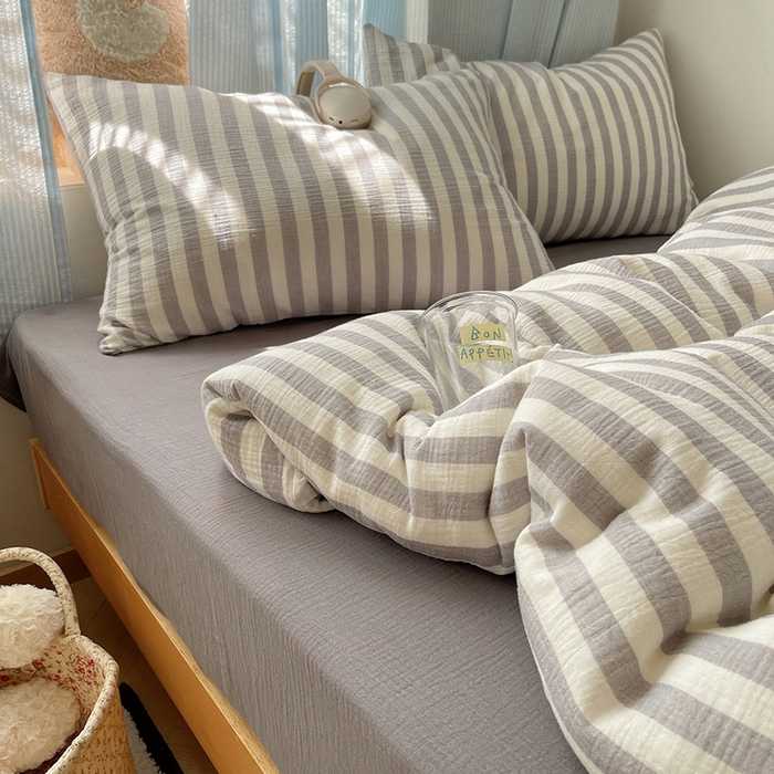 91家纺网 家纺一手货源 找家纺 莱茵家居 2025新款全棉纯棉皱皱纱条纹四件套-杼影 杼影-雨巷灰