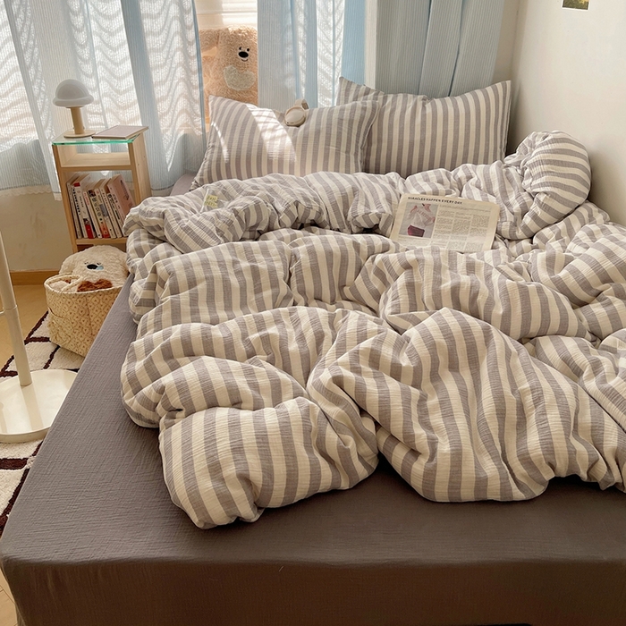 91家纺网 家纺一手货源 找家纺 莱茵家居 2025新款全棉纯棉皱皱纱条纹四件套-杼影 杼影-雨巷灰