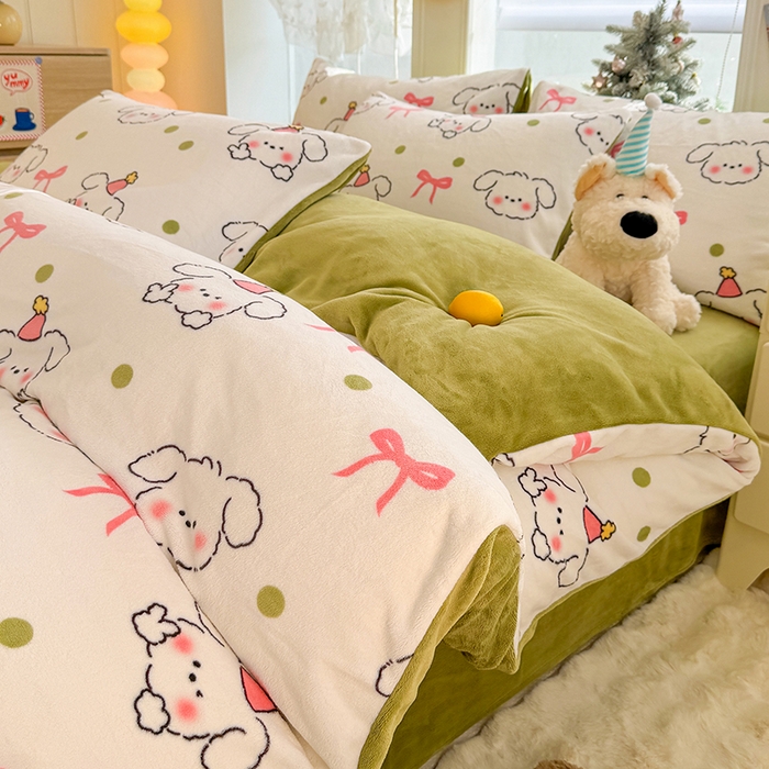 91家纺网 家纺一手货源 找家纺 酱子 2025新款200克高克重印花牛奶绒四件套 蝴蝶结狗