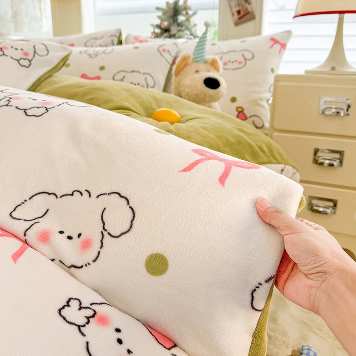 91家纺网 家纺一手货源 找家纺 酱子 2025新款200克高克重印花牛奶绒四件套 蝴蝶结狗