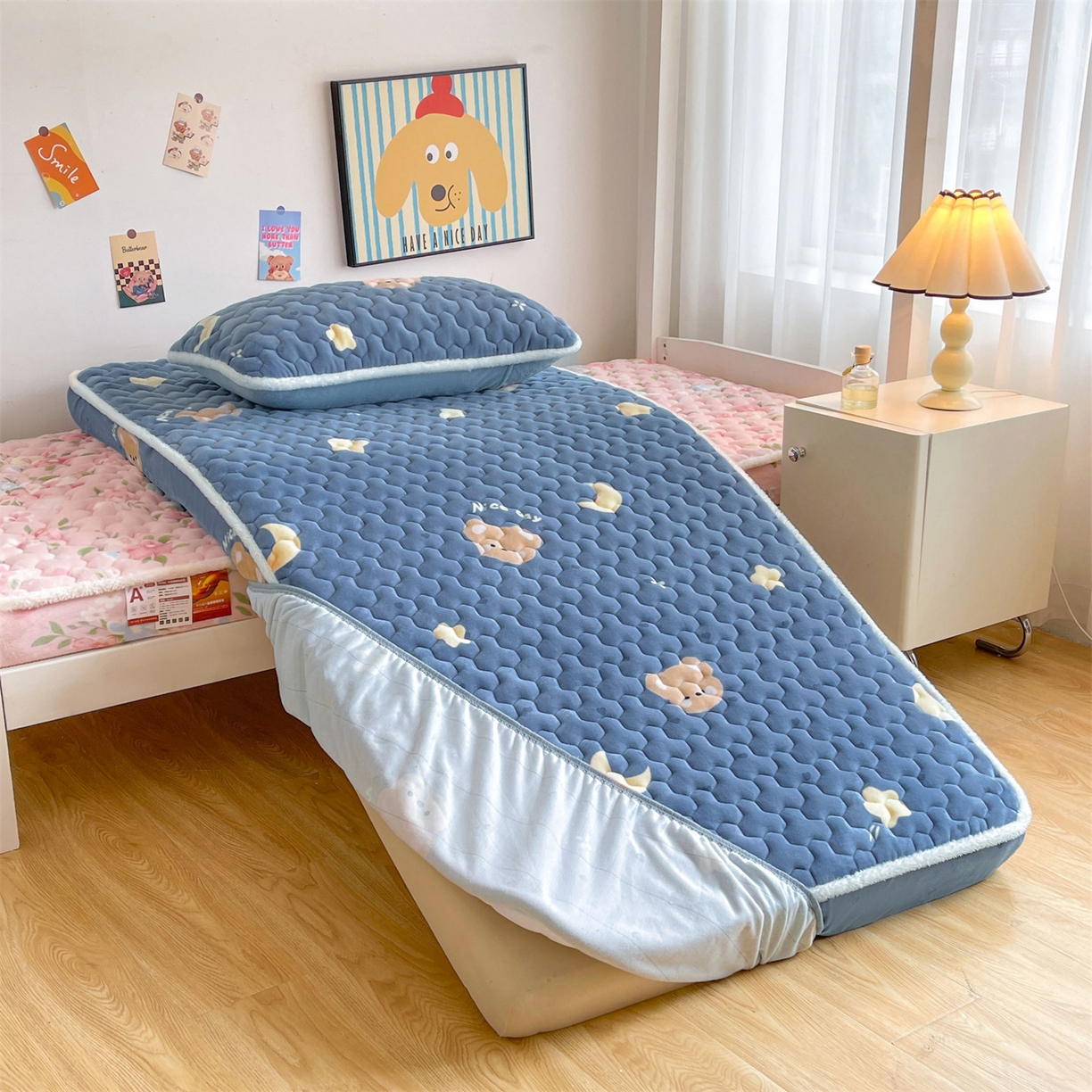 91家纺网 家纺一手货源 找家纺 雯豆家纺 2025新款学生上下铺加厚牛奶绒夹棉床笠宿舍大学生床垫保护套 牛奶绒床笠-太空小熊