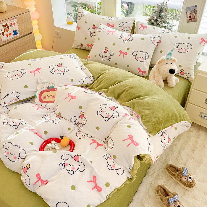 91家纺网 家纺一手货源 找家纺 酱子 2025新款200克高克重印花牛奶绒四件套 蝴蝶结狗