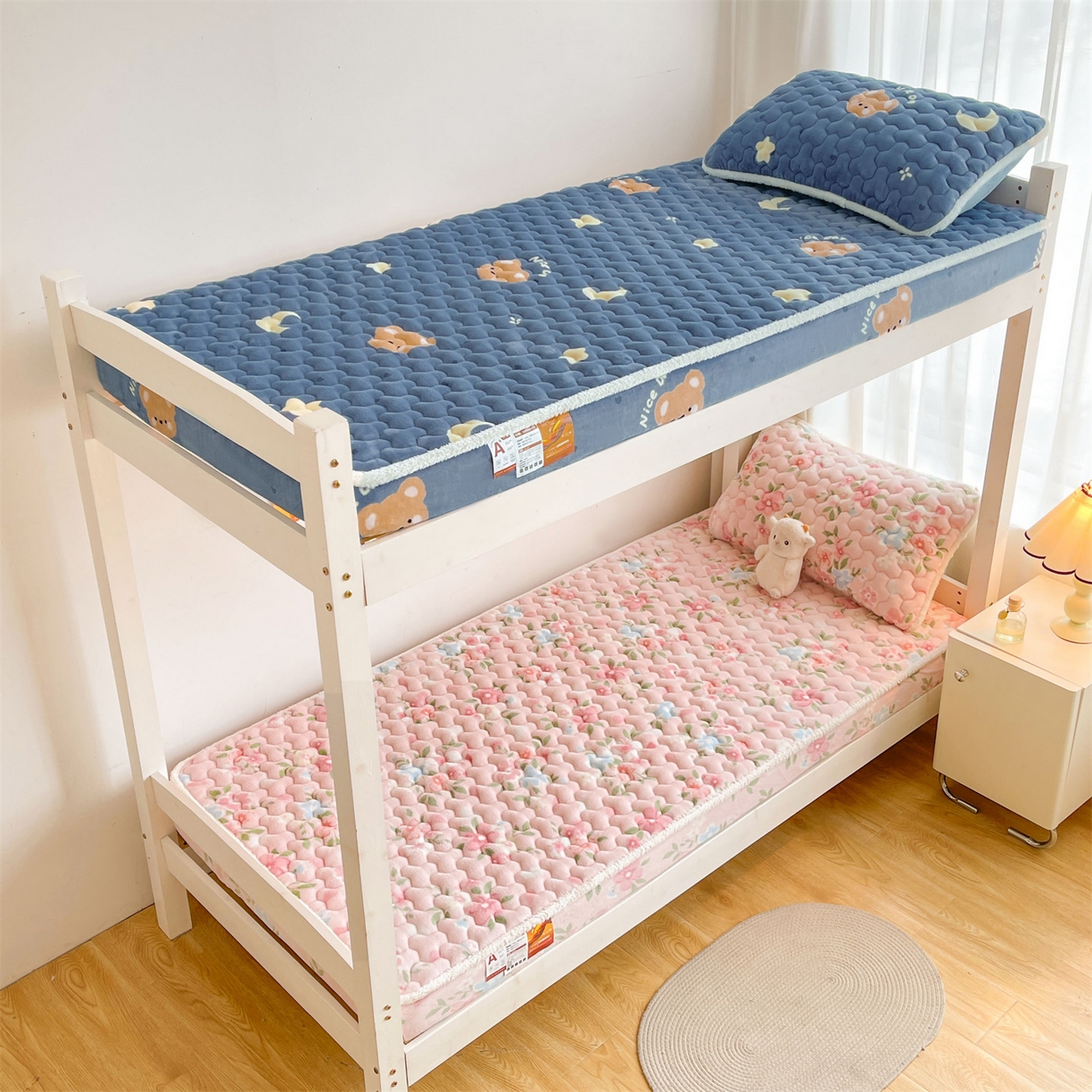 91家纺网 家纺一手货源 找家纺 雯豆家纺 2025新款学生上下铺加厚牛奶绒夹棉床笠宿舍大学生床垫保护套 牛奶绒床笠-太空小熊