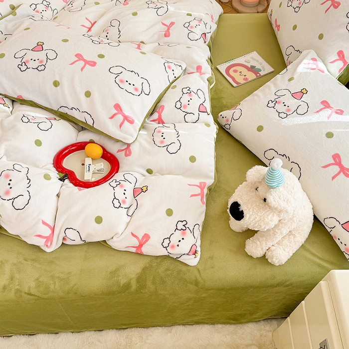 91家纺网 家纺一手货源 找家纺 酱子 2025新款200克高克重印花牛奶绒四件套 蝴蝶结狗