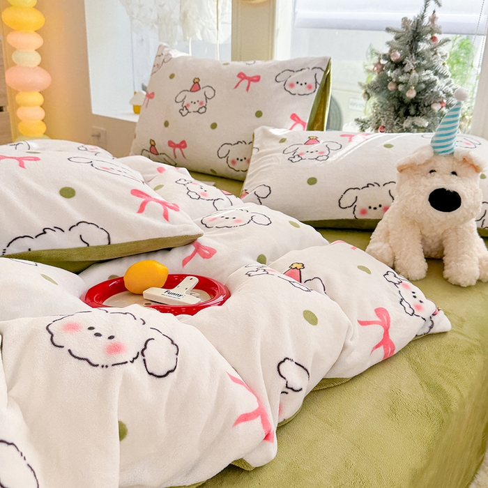 91家纺网 家纺一手货源 找家纺 酱子 2025新款200克高克重印花牛奶绒四件套 蝴蝶结狗