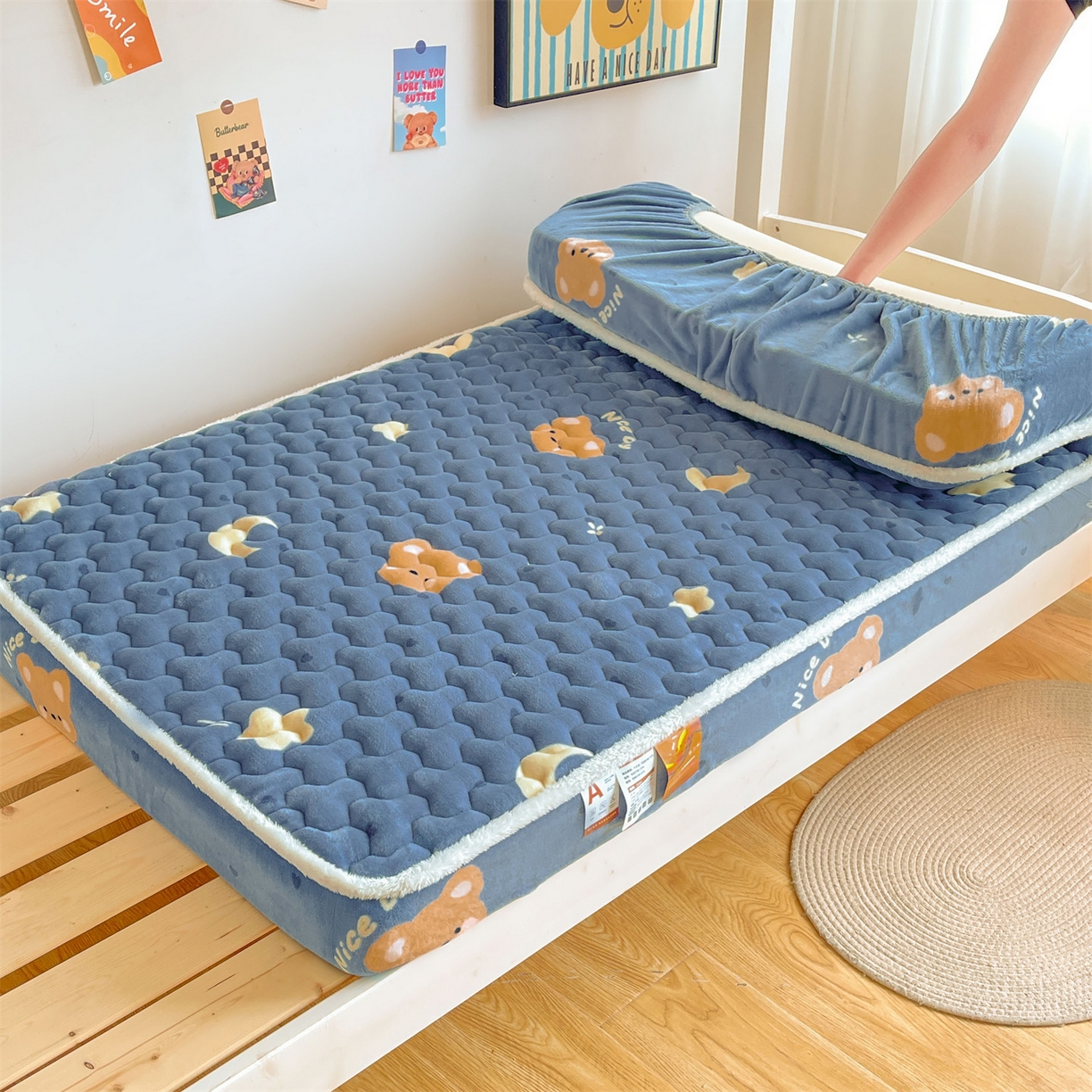 91家纺网 家纺一手货源 找家纺 雯豆家纺 2025新款学生上下铺加厚牛奶绒夹棉床笠宿舍大学生床垫保护套 牛奶绒床笠-太空小熊