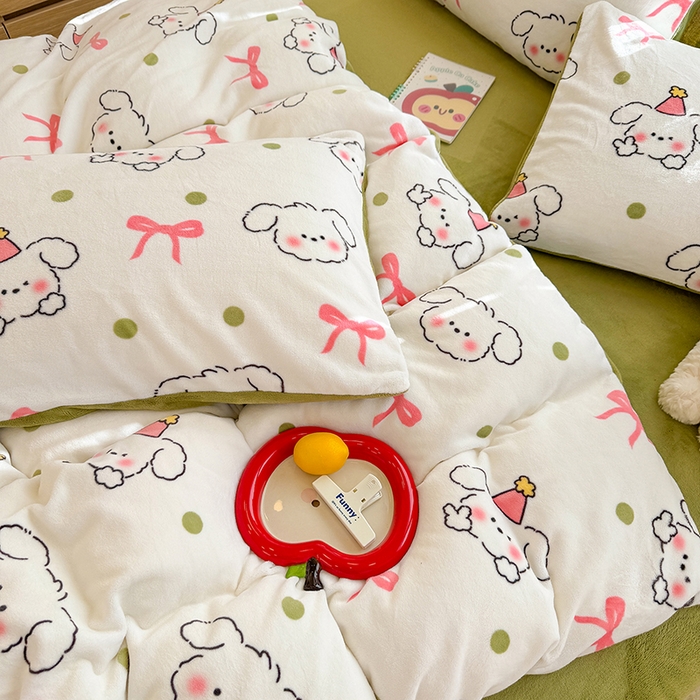 91家纺网 家纺一手货源 找家纺 酱子 2025新款200克高克重印花牛奶绒四件套 蝴蝶结狗