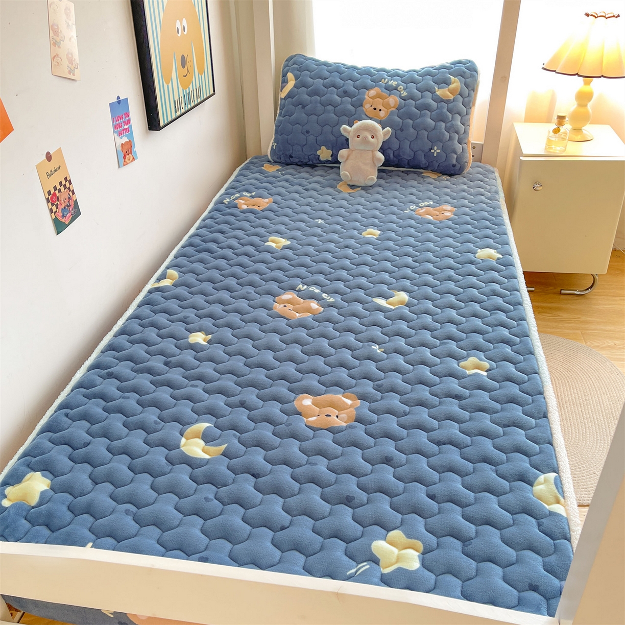 91家纺网 家纺一手货源 找家纺 雯豆家纺 2025新款学生上下铺加厚牛奶绒夹棉床笠宿舍大学生床垫保护套 牛奶绒床笠-太空小熊