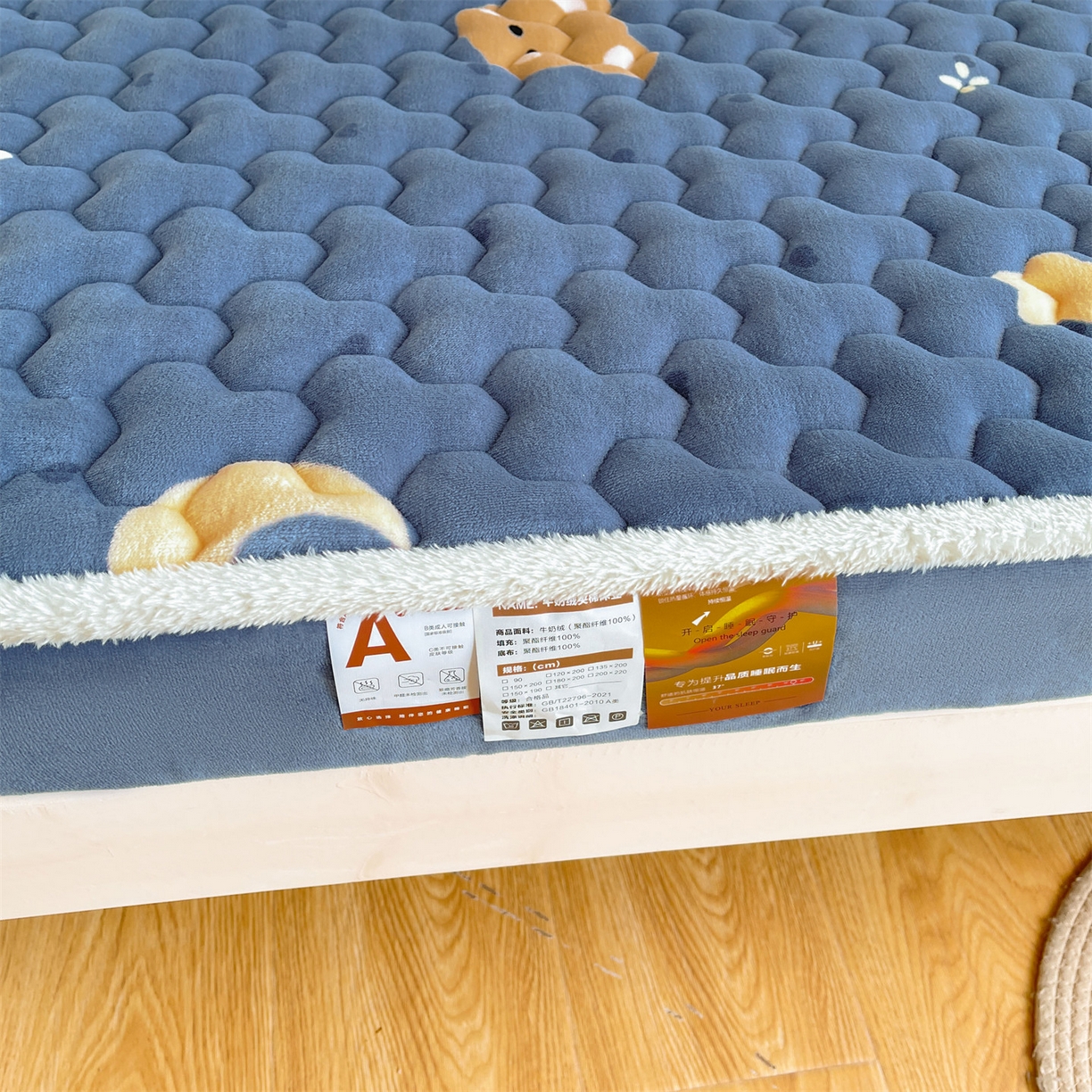 91家纺网 家纺一手货源 找家纺 雯豆家纺 2025新款学生上下铺加厚牛奶绒夹棉床笠宿舍大学生床垫保护套 牛奶绒床笠-太空小熊