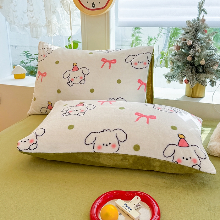 91家纺网 家纺一手货源 找家纺 酱子 2025新款200克高克重印花牛奶绒四件套 蝴蝶结狗