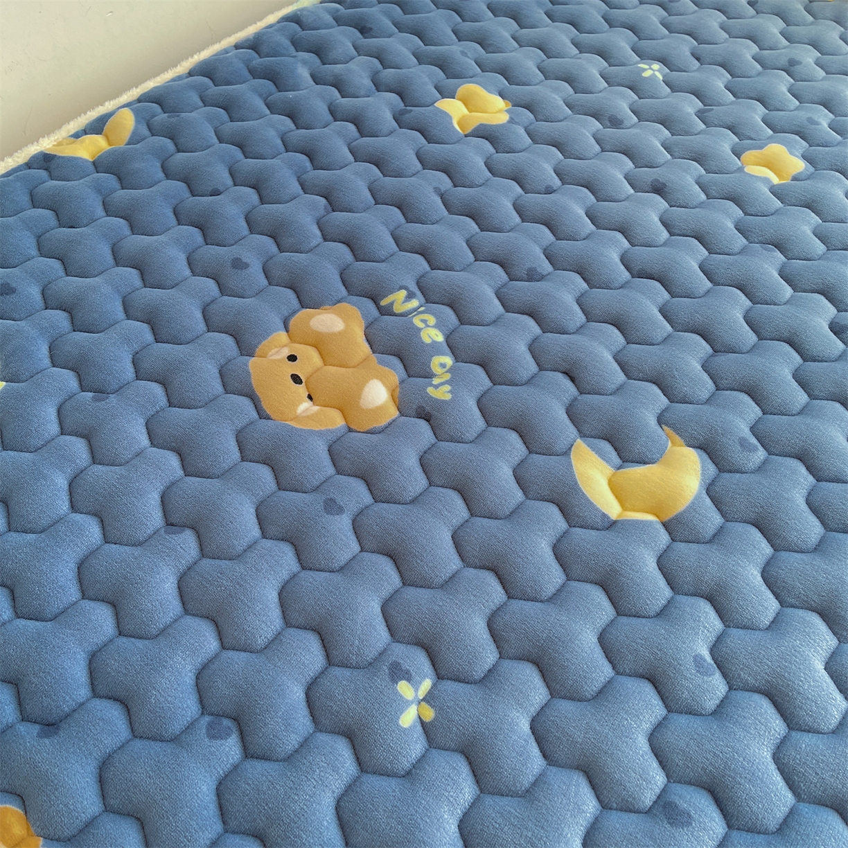 91家纺网 家纺一手货源 找家纺 雯豆家纺 2025新款学生上下铺加厚牛奶绒夹棉床笠宿舍大学生床垫保护套 牛奶绒床笠-太空小熊