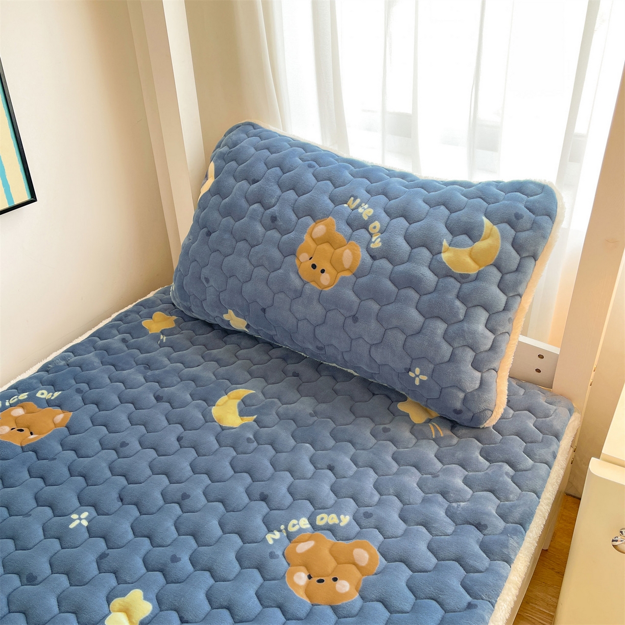 91家纺网 家纺一手货源 找家纺 雯豆家纺 2025新款学生上下铺加厚牛奶绒夹棉床笠宿舍大学生床垫保护套 牛奶绒床笠-太空小熊