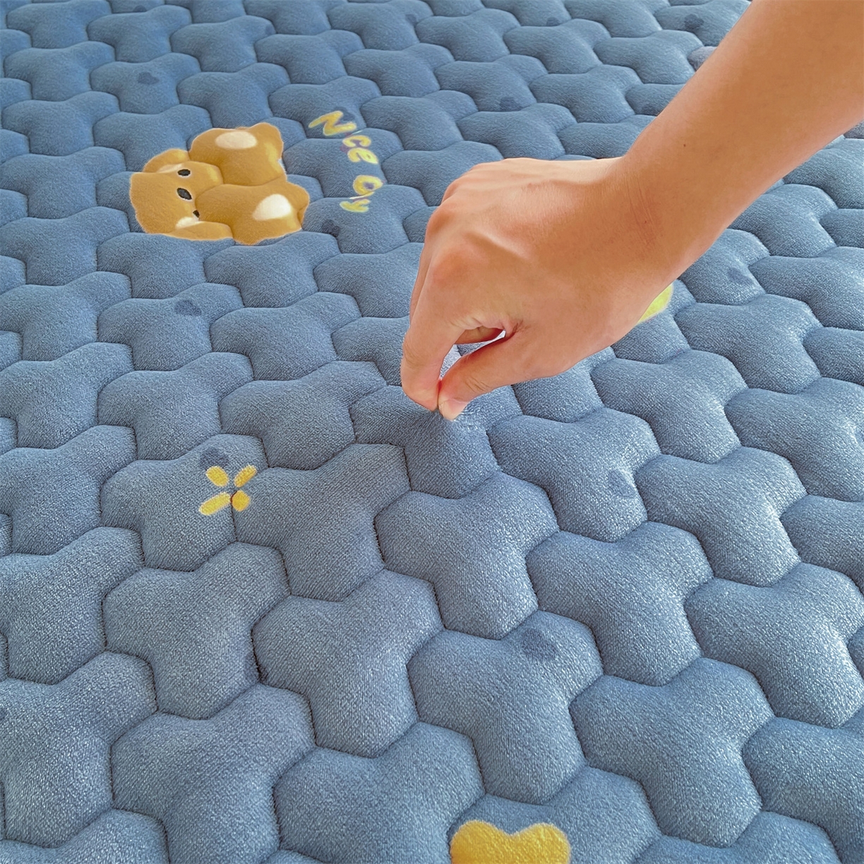 91家纺网 家纺一手货源 找家纺 雯豆家纺 2025新款学生上下铺加厚牛奶绒夹棉床笠宿舍大学生床垫保护套 牛奶绒床笠-太空小熊