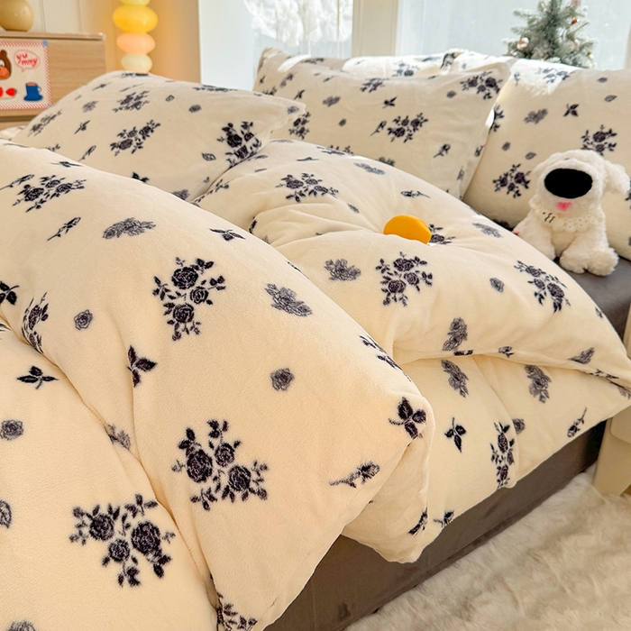 91家纺网 家纺一手货源 找家纺 酱子 2025新款200克高克重印花牛奶绒四件套 花汐