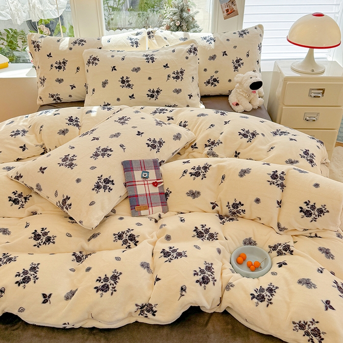 91家纺网 家纺一手货源 找家纺 酱子 2025新款200克高克重印花牛奶绒四件套 花汐