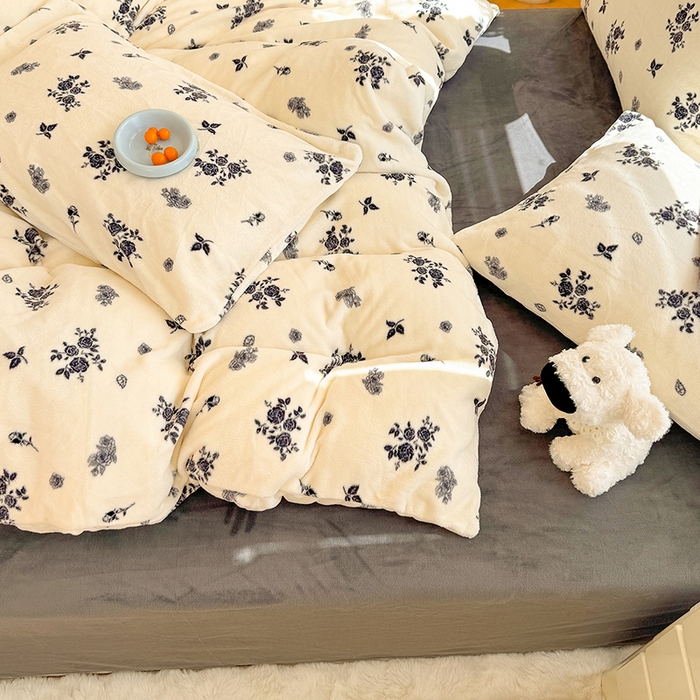 91家纺网 家纺一手货源 找家纺 酱子 2025新款200克高克重印花牛奶绒四件套 花汐