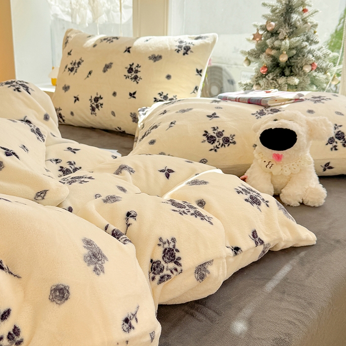 91家纺网 家纺一手货源 找家纺 酱子 2025新款200克高克重印花牛奶绒四件套 花汐