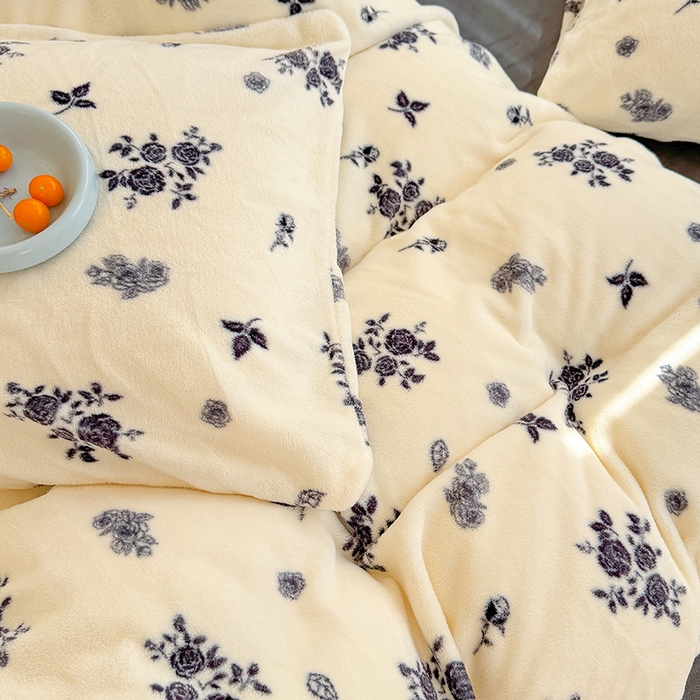 91家纺网 家纺一手货源 找家纺 酱子 2025新款200克高克重印花牛奶绒四件套 花汐