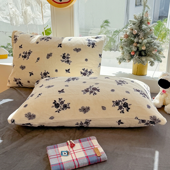 91家纺网 家纺一手货源 找家纺 酱子 2025新款200克高克重印花牛奶绒四件套 花汐