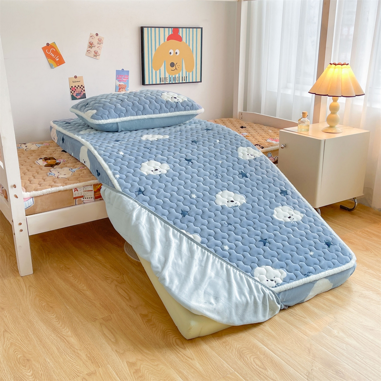 91家纺网 家纺一手货源 找家纺 雯豆家纺 2025新款学生上下铺加厚牛奶绒夹棉床笠宿舍大学生床垫保护套 牛奶绒床笠-星空小狗