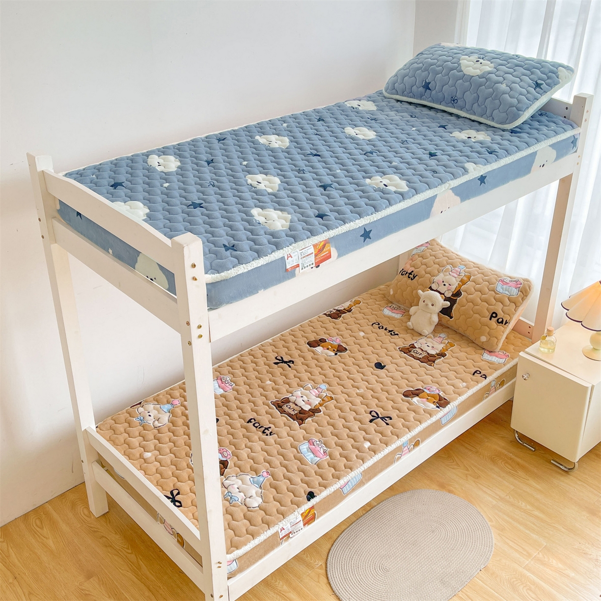 91家纺网 家纺一手货源 找家纺 雯豆家纺 2025新款学生上下铺加厚牛奶绒夹棉床笠宿舍大学生床垫保护套 牛奶绒床笠-星空小狗